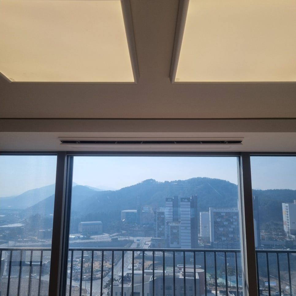 상업 공간 창가에 설치된 효율적인 시스템 에어컨