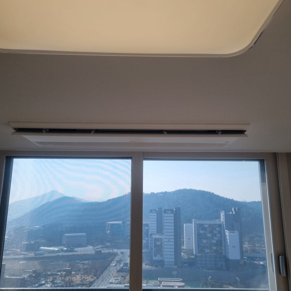창가 쪽 배관 노출을 최소화한 정교한 시공
