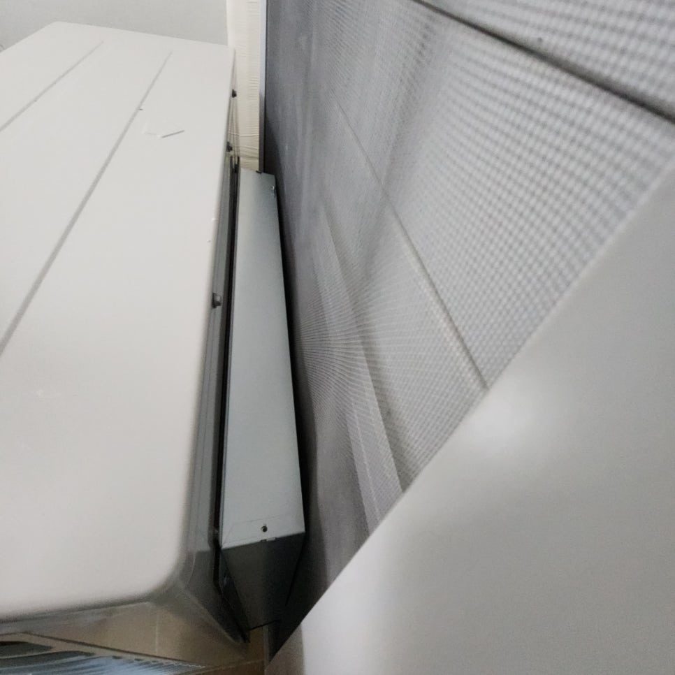 벽면을 따라 깔끔하게 정리된 배관 라인