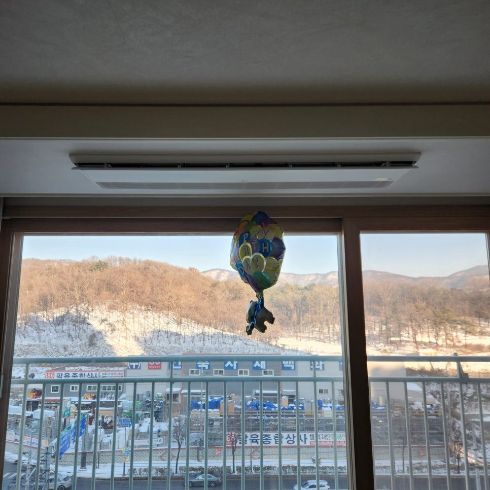 창가 풍경과 어우러지는 시스템에어컨