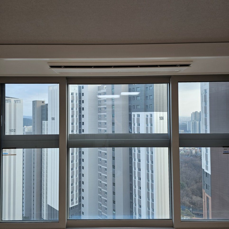 창가 쪽 천장 매립 시공