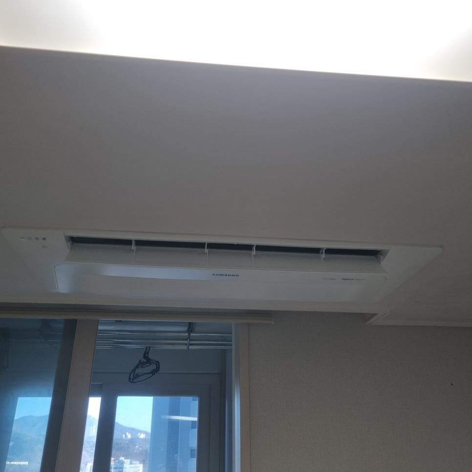 거실 전체를 아우르는 시스템에어컨