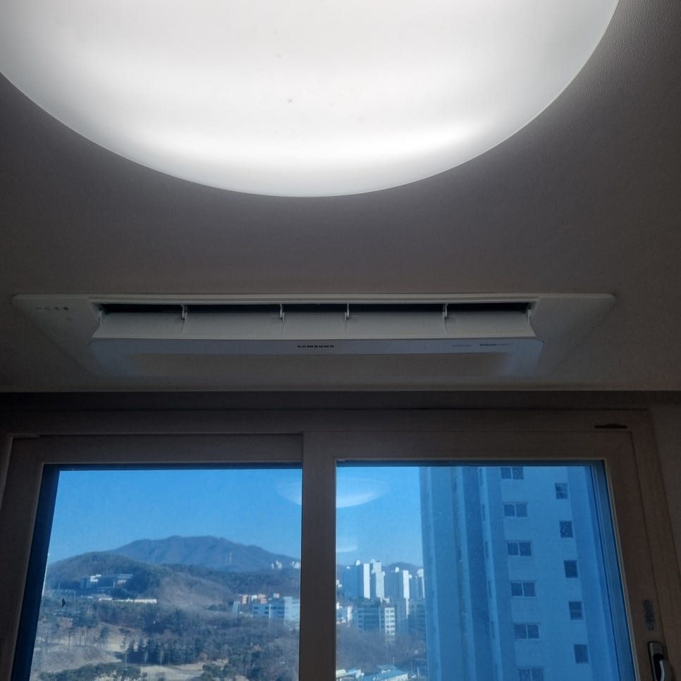 거실 창가 쪽의 깔끔한 마감 처리