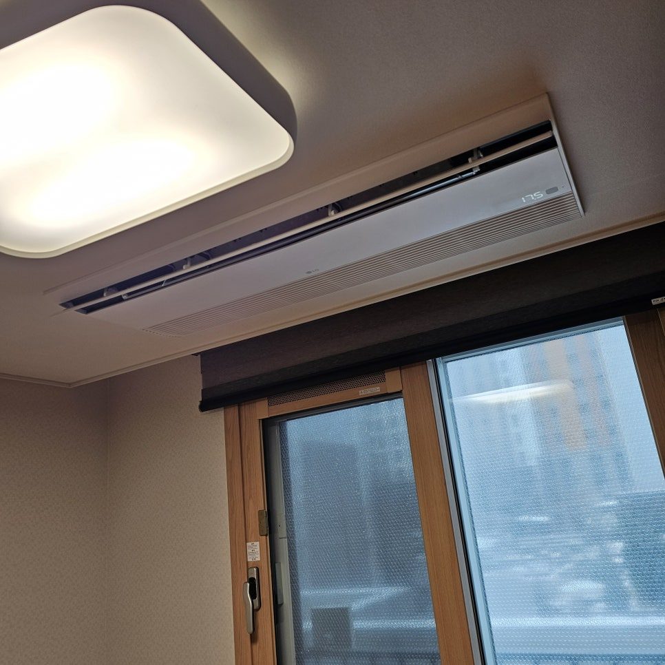 조명 및 인테리어와 조화로운 거실 공간