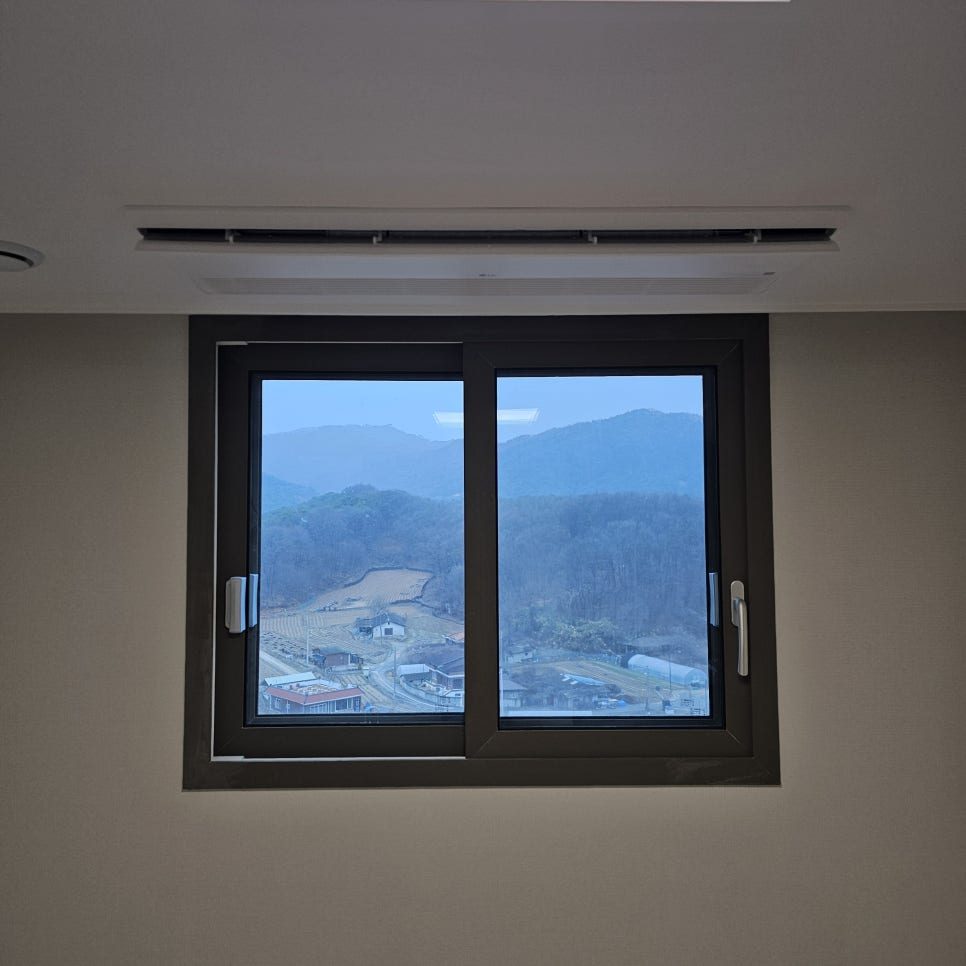 풍경과 조화로운 사무실 실내기