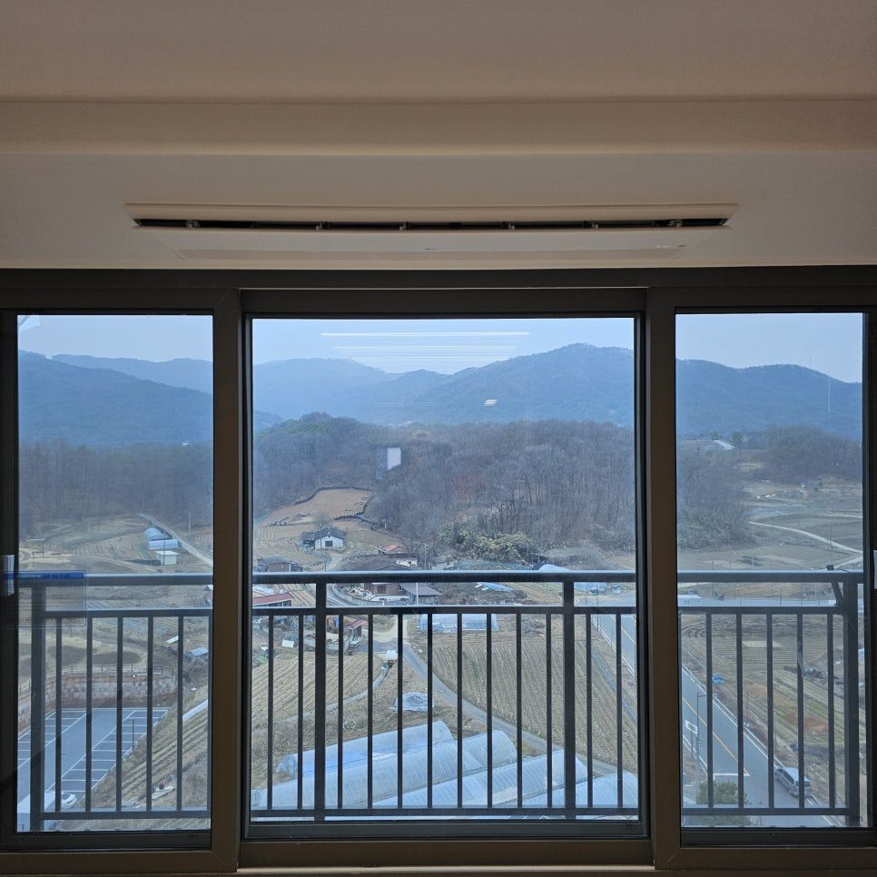 창가와 어우러진 거실 시스템에어컨