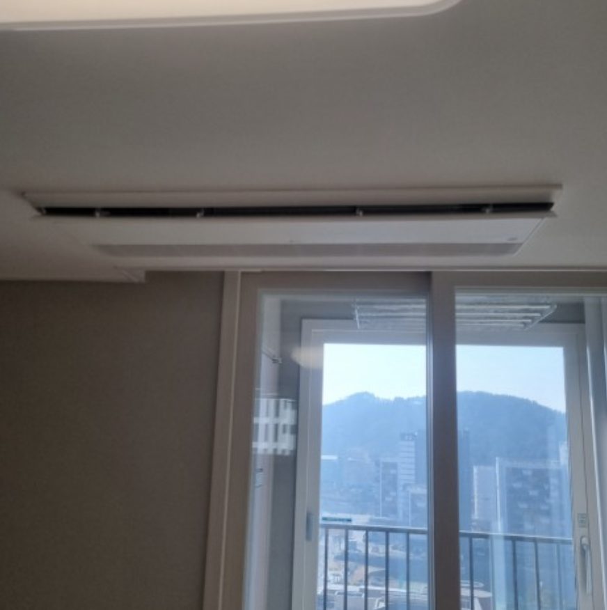 거실 창밖 풍경과 조화로운 실내 공간