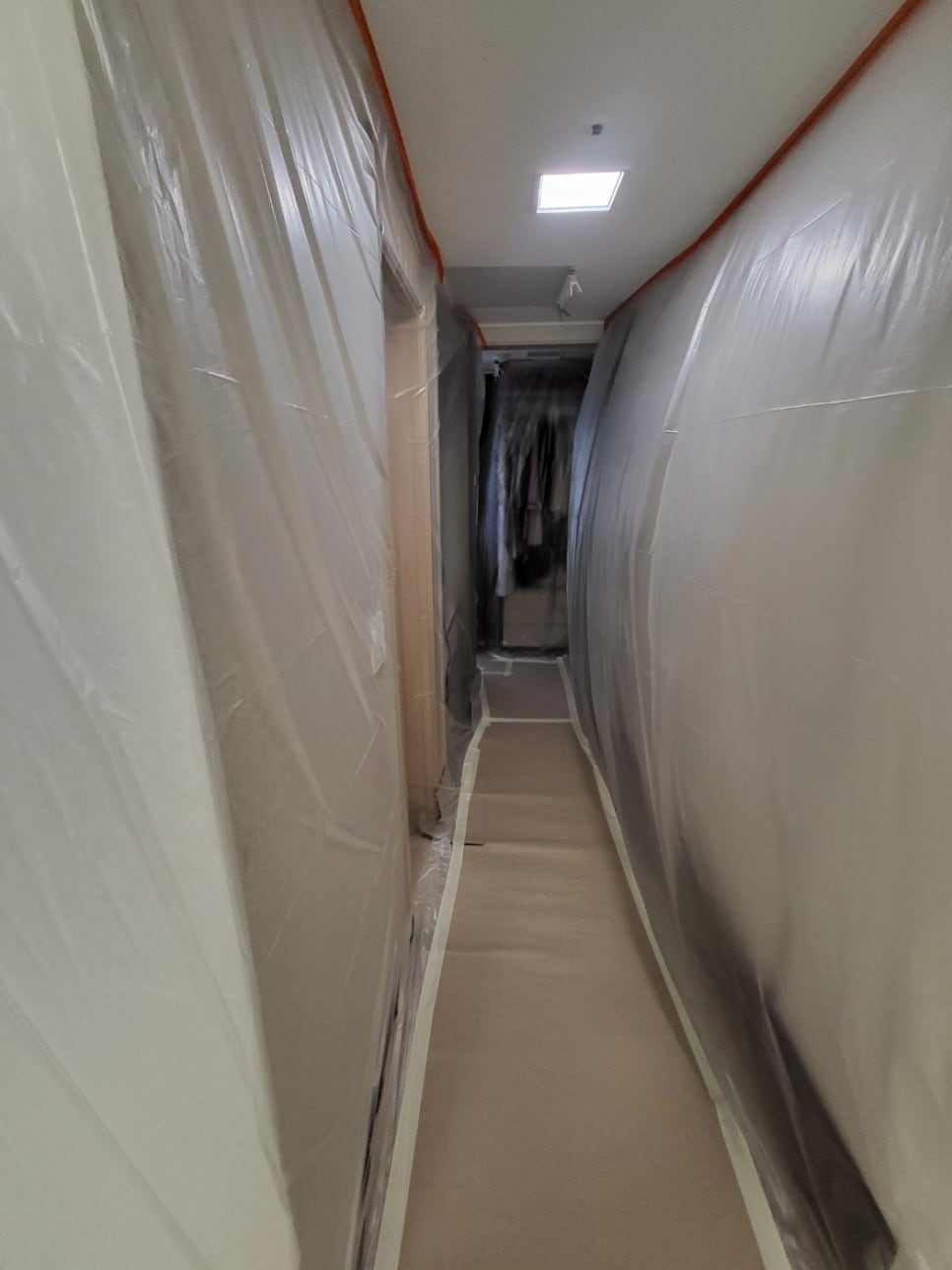 복도 구간의 세심한 보양 작업