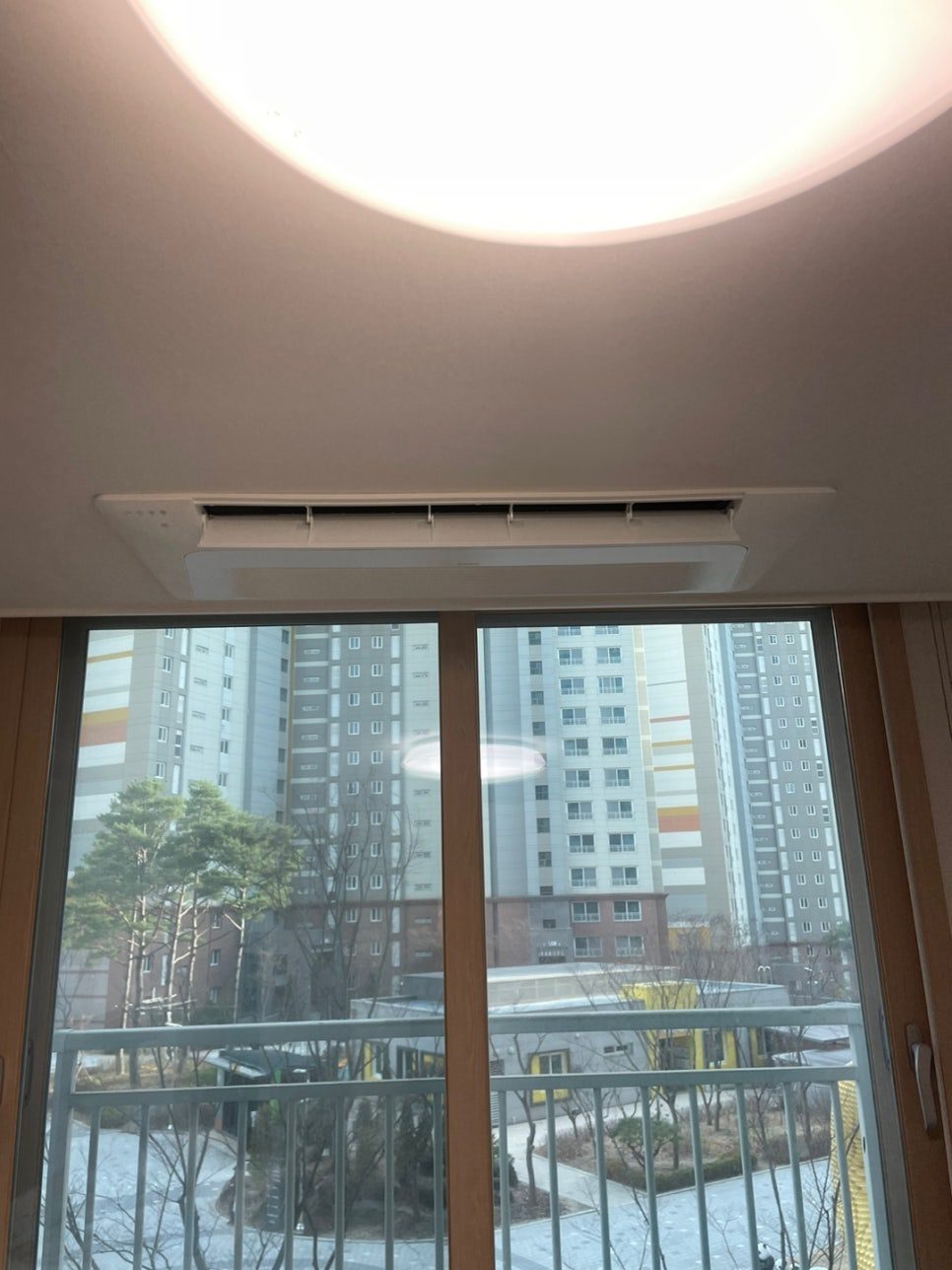 거실 공간의 전체적인 조화와 배치