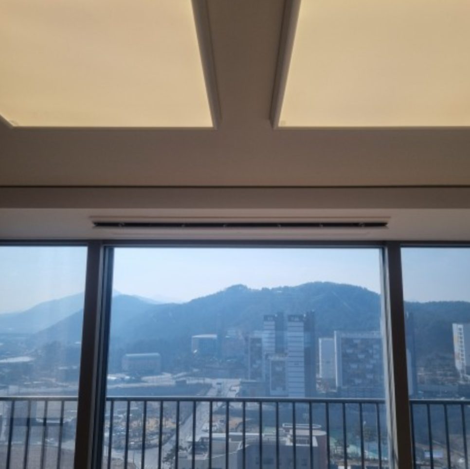 거실 창가 공간과 조화롭게 어우러진 설치 현장