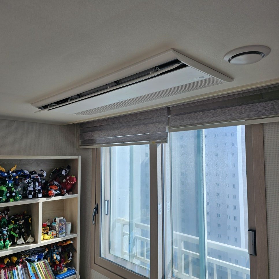 우드톤 벽면과 어우러진 세련된 디자인