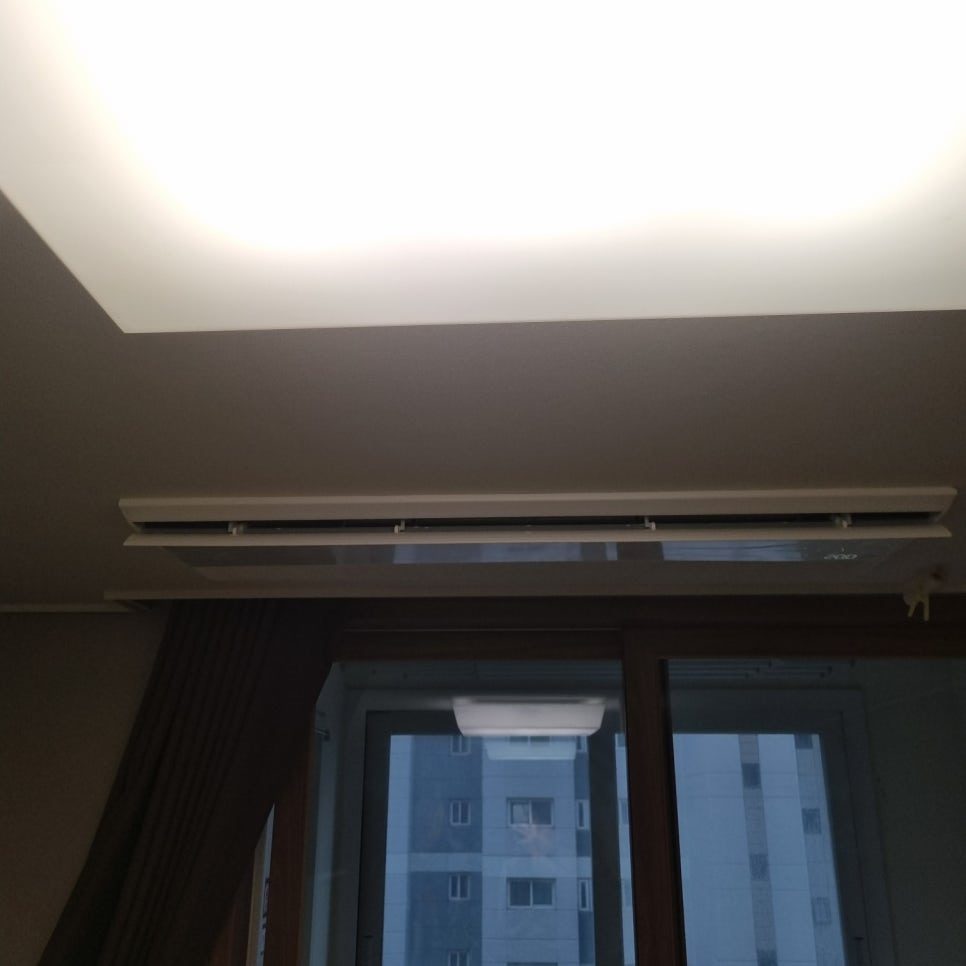 창가 목재 마감과 조화로운 설치