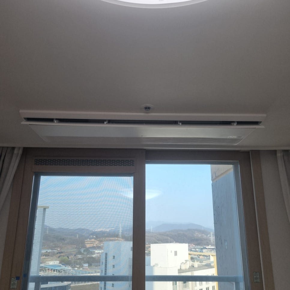 빈 공간을 채우지 않는 세련된 설치