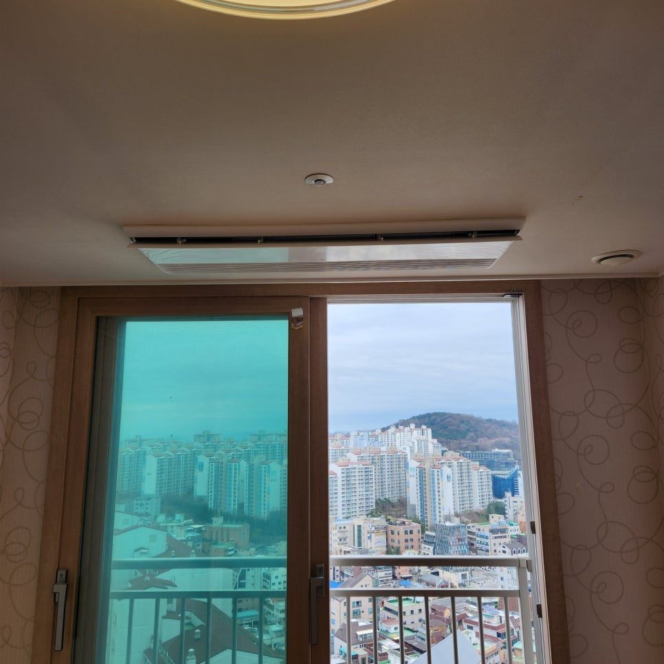 문틀과 창문 주변의 정교한 마감 처리