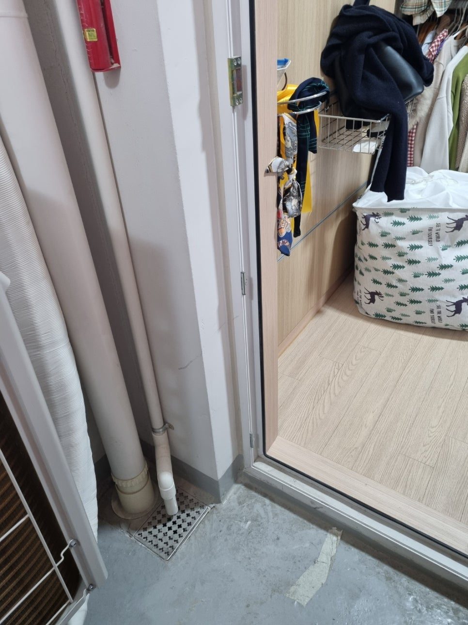 문 옆 공간의 깔끔한 배관 처리