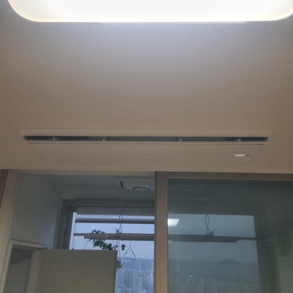 배관 노출 없이 깔끔하게 마무리된 거실