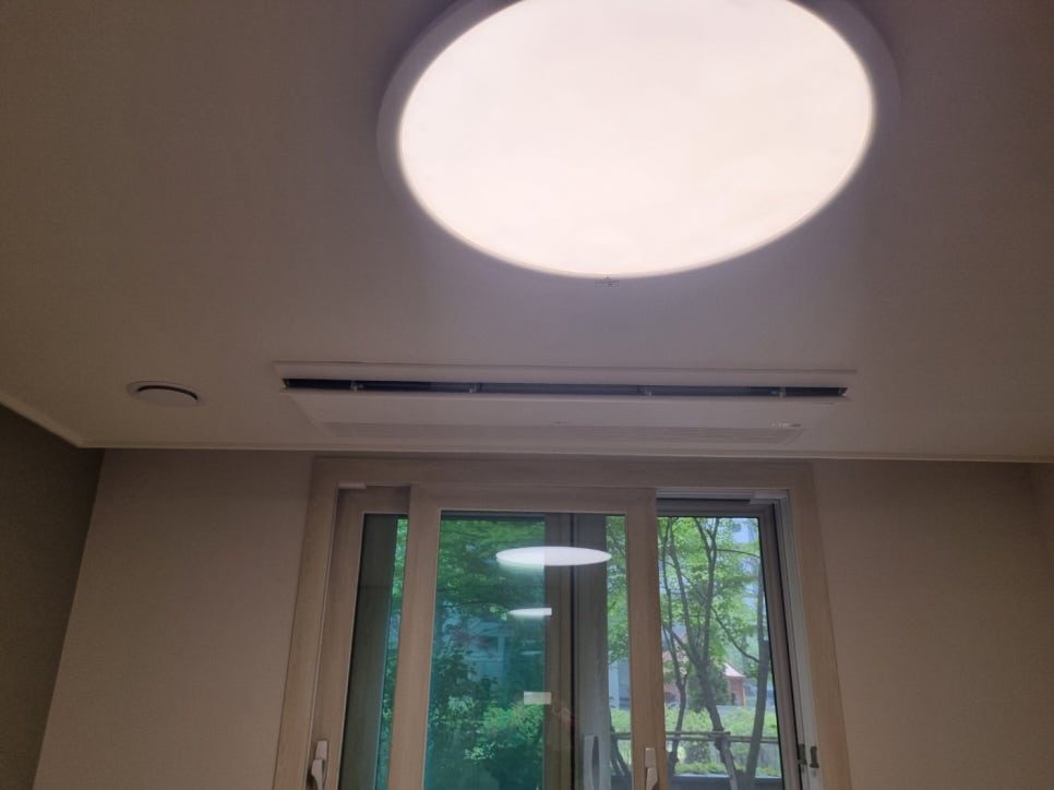 사무실 공간에 매립된 시스템 에어컨