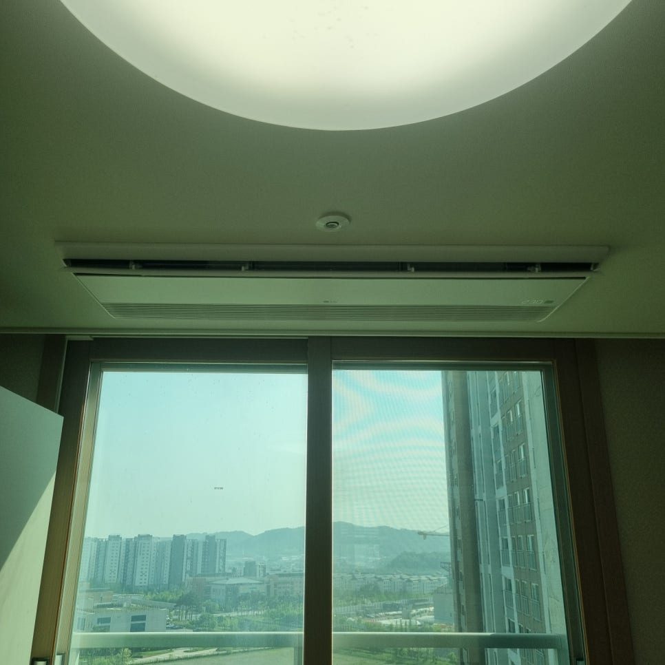 창가 쪽 실내기 설치 모습