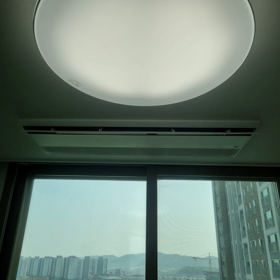 거실 창가 공간의 깔끔한 마무리