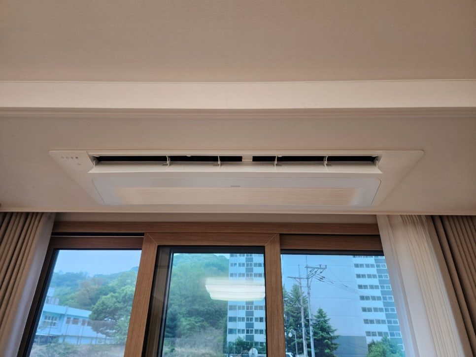 배관 노출을 최소화한 창가 시공