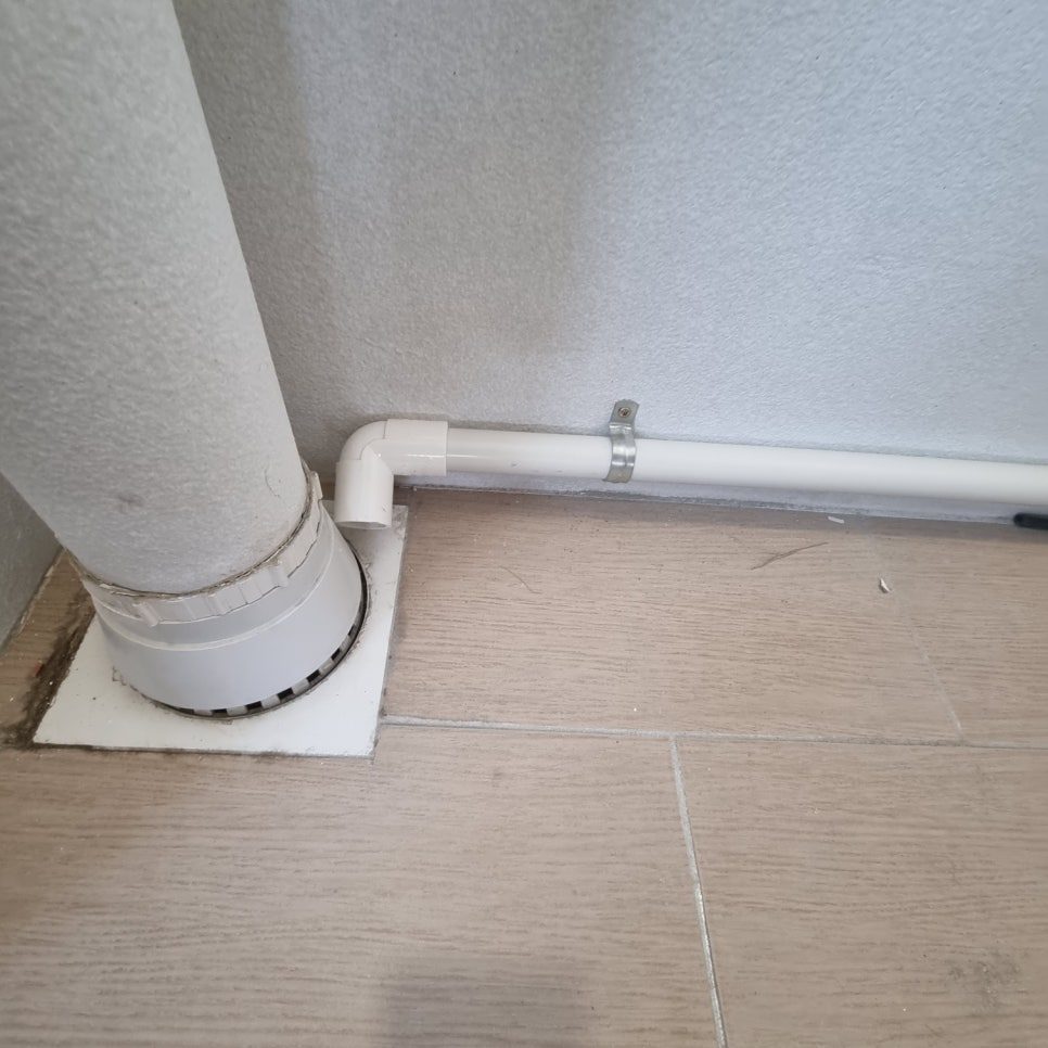 벽면과 배관 연결부 근접 시공