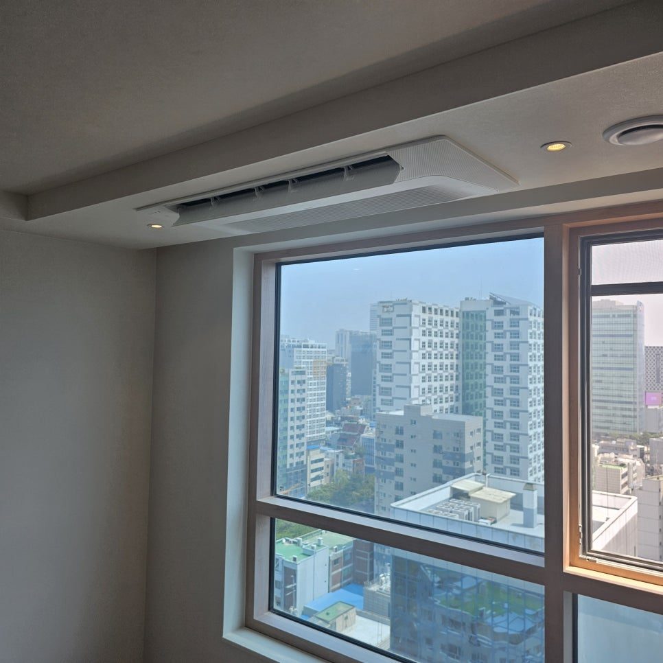 사무실 내부의 세련된 마감 처리
