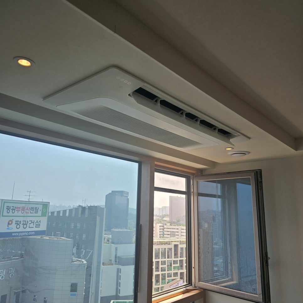 시공 완료 후 정돈된 거실 풍경
