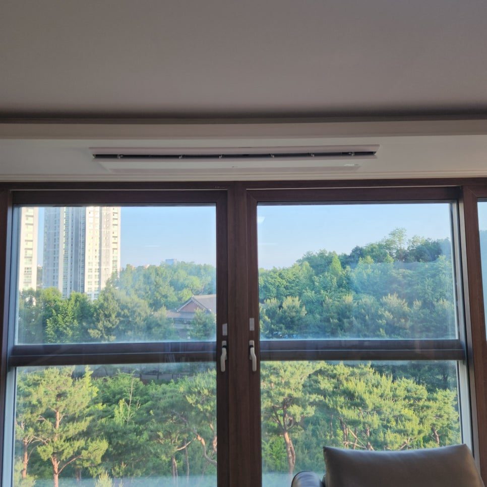창가 쪽 인테리어와 조화로운 마감