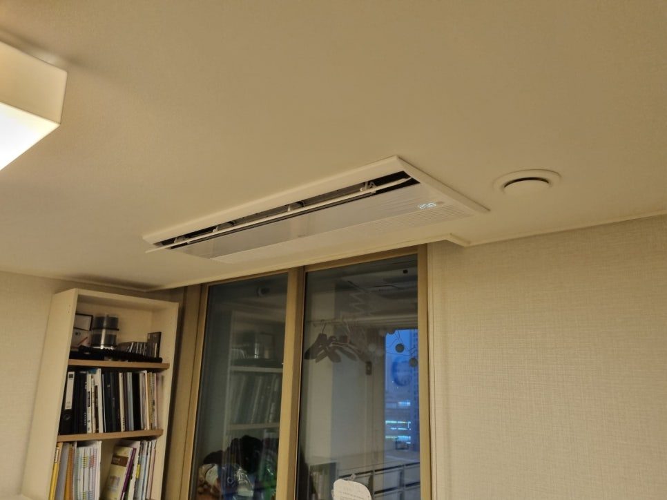 서가와 가구가 있는 거실의 깔끔한 마감