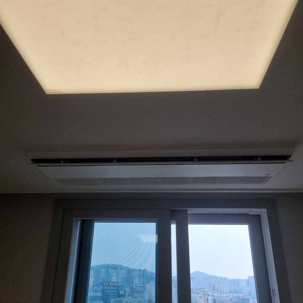 창가 쪽으로 배치된 깔끔한 실내기