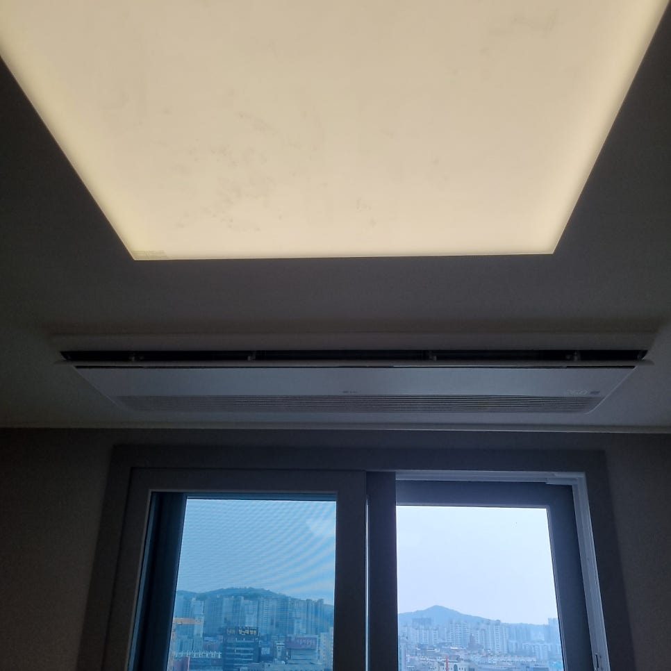 거실 공간과 조화로운 에어컨 배치