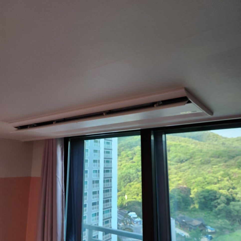 창가 커튼과 조화로운 침실 배치