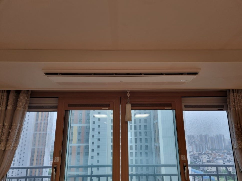 창가 풍경과 어우러진 거실의 완성된 모습