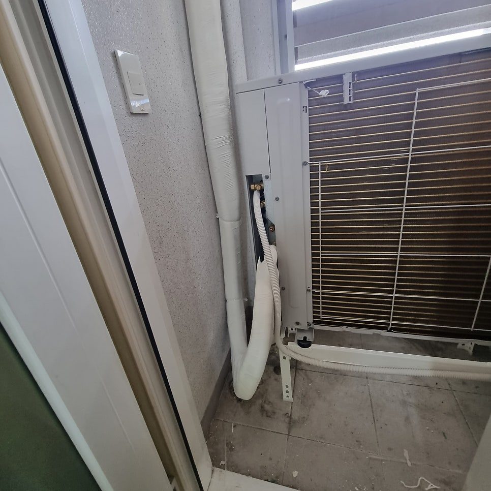 실외기실 배관 노출 상태 확인