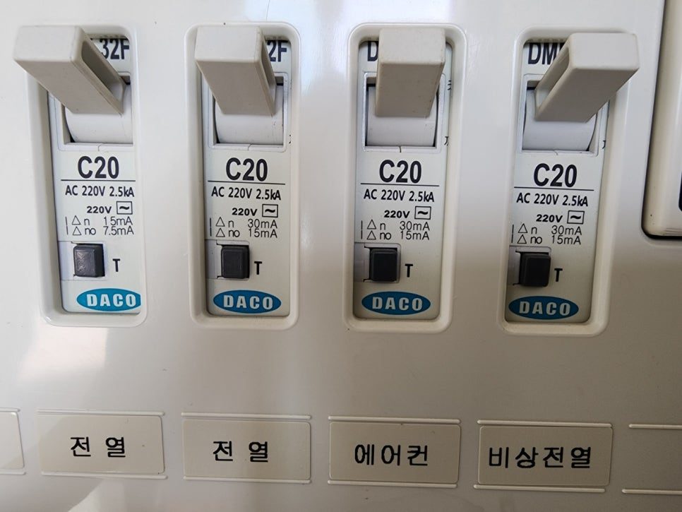 배관 및 전원 스위치 연결부