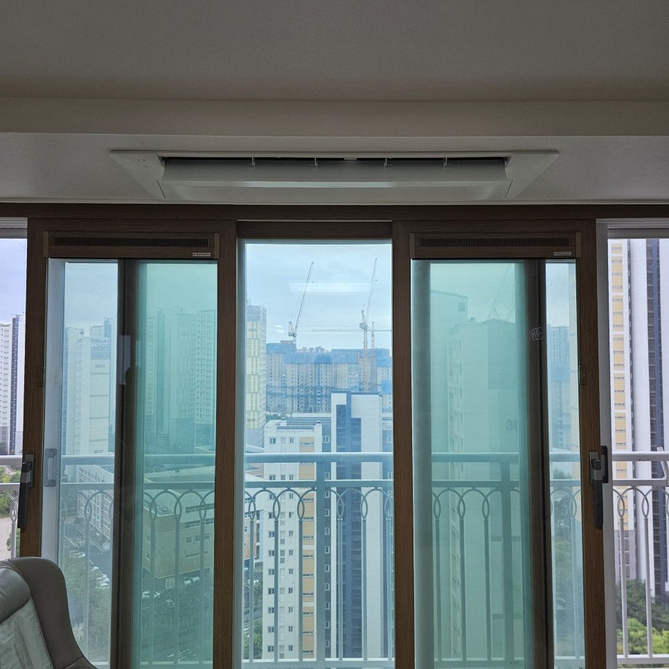거실 공간의 세련된 마감과 시원한 전망