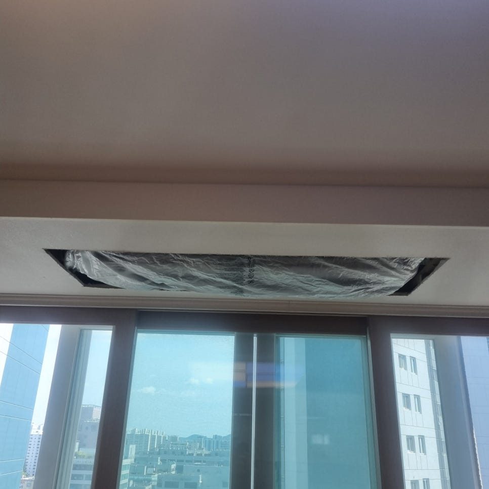 정밀한 타공을 통한 실내기 안착 준비