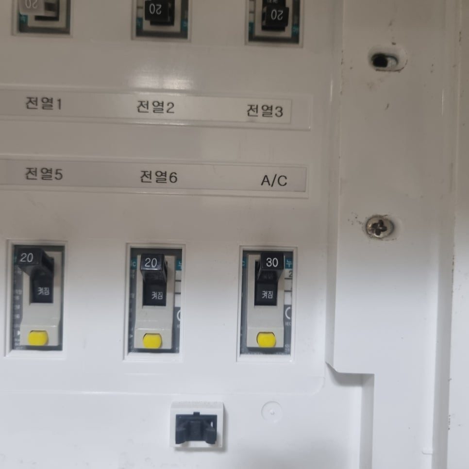 전원 케이스 내부의 깔끔한 배선 정리