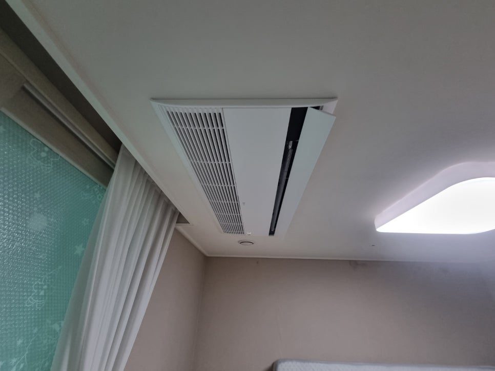 침실에 설치되어 안락함을 더해주는 에어컨