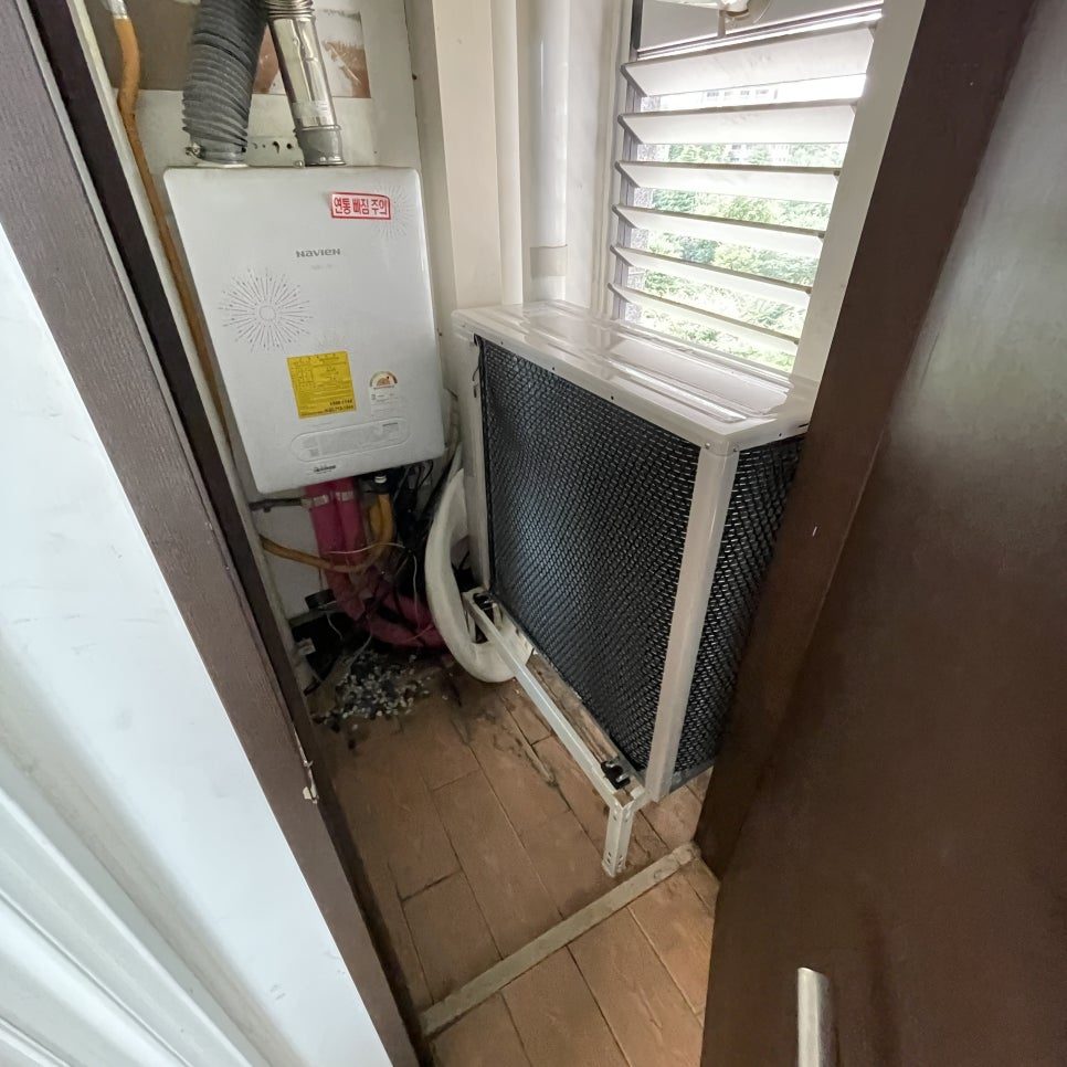 실외기 연결부와 외부 노출 배관의 견고한 마감