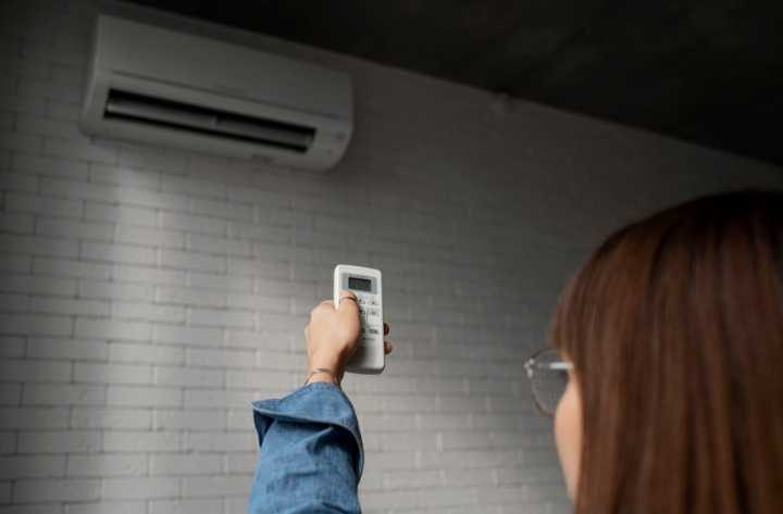 사무실 벽면에 설치된 벽걸이형 에어컨과 작동 표시부