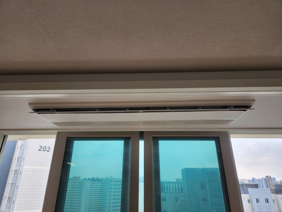 사무실 공간의 깔끔한 배관 및 실내기 마감