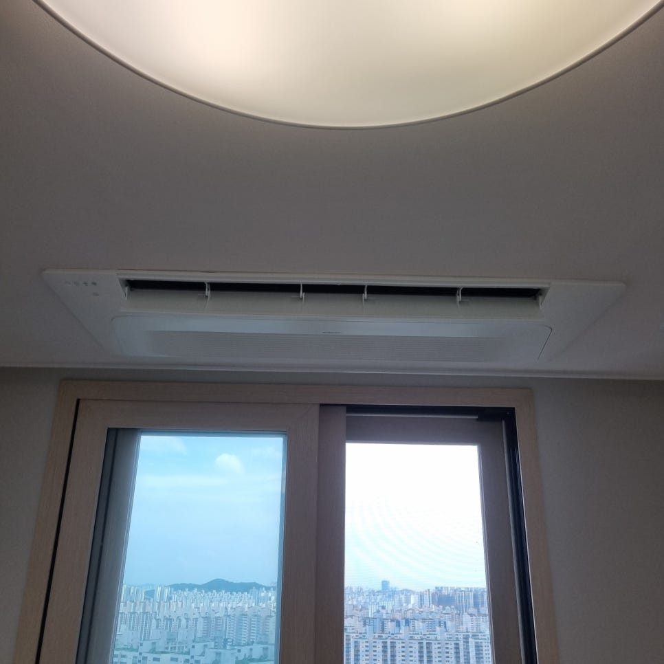도시 전경과 어우러진 거실 인테리어