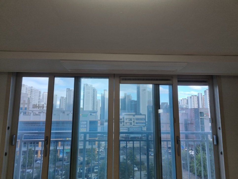 거실 전체를 아우르는 실내기 배치