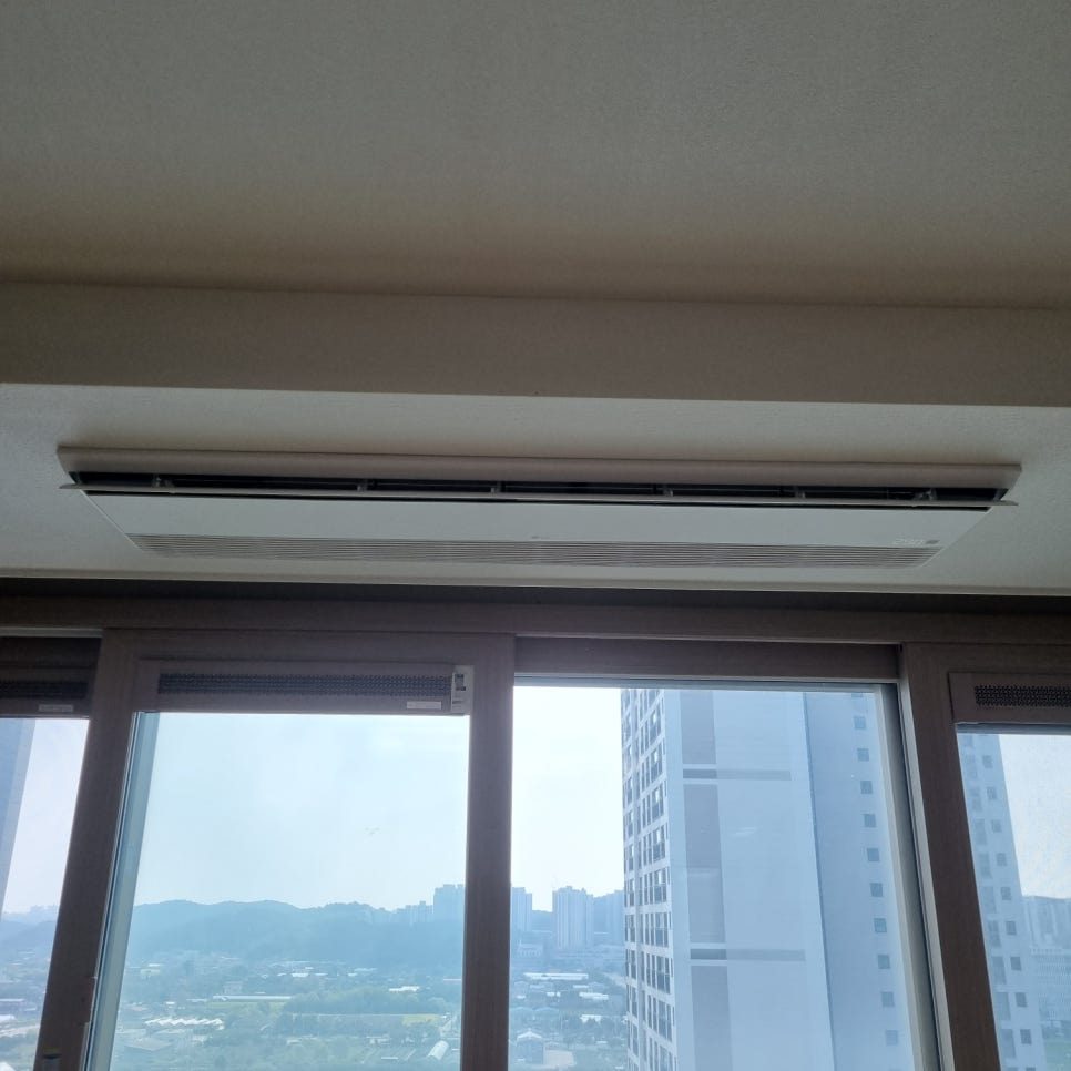 거실 창가 목재 마감과 조화로운 모습