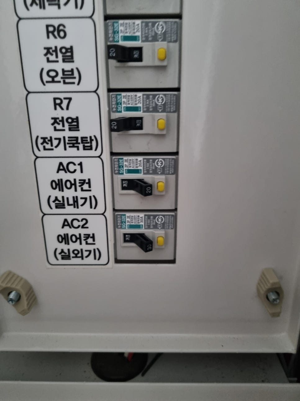 배선 케이스 내 라벨링을 통한 체계적인 배선 관리