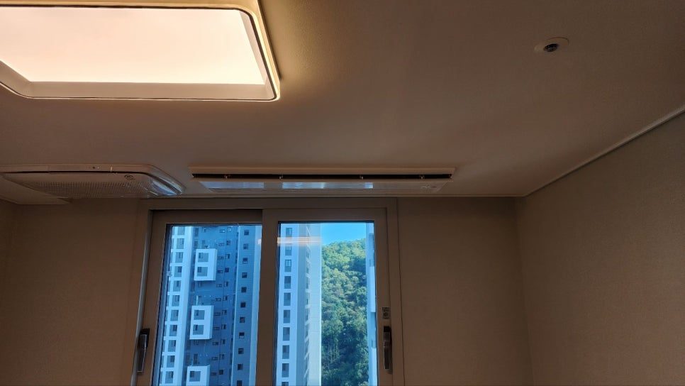사무실 공간의 배관 및 실내기 마감