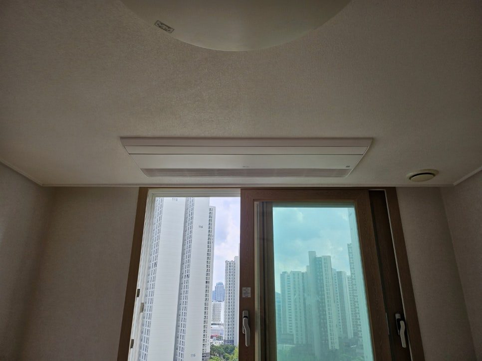 문틀과 조화로운 디자인의 시공 결과