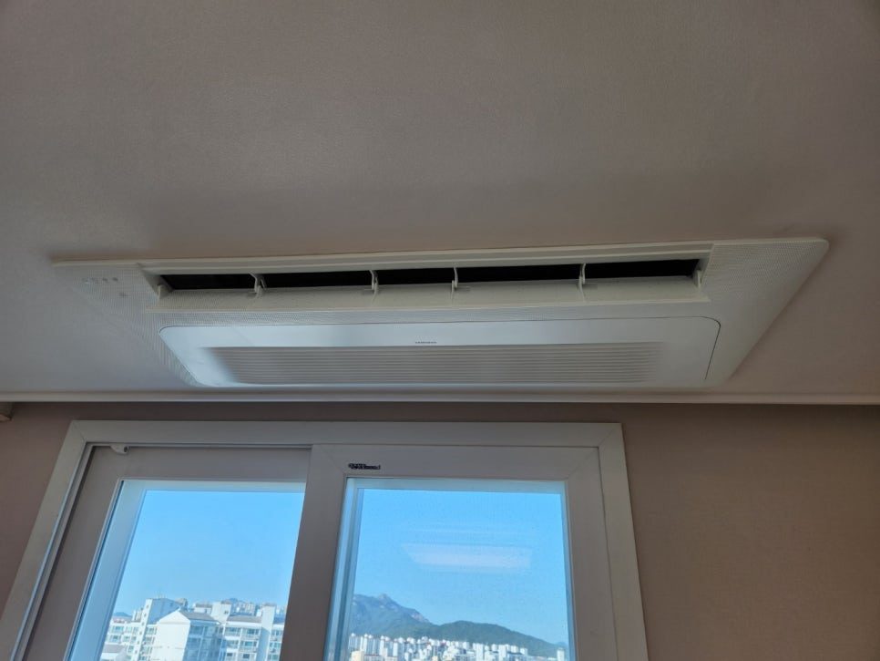 시공 완료 후 정돈된 거실 전경