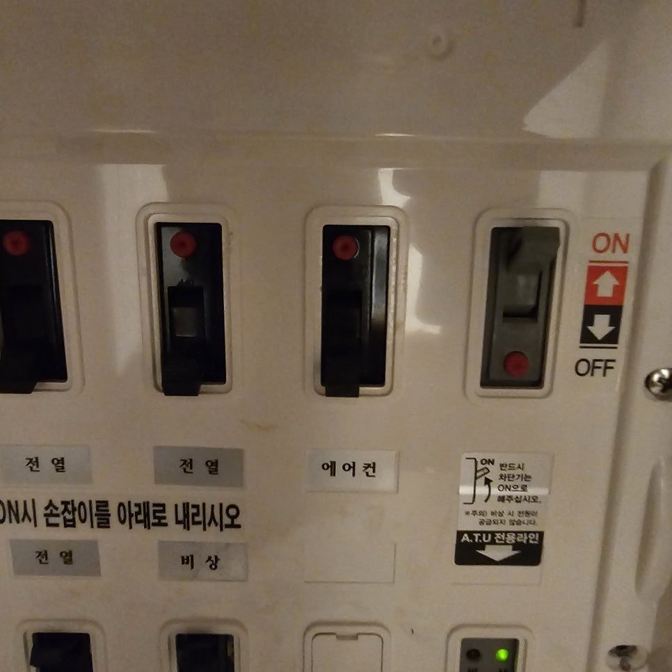 전원 스위치 및 케이블 연결부 점검